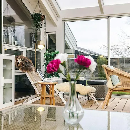 Cozy For Four Guests * Hals