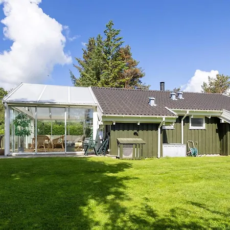 Cozy For Four Guests Ferienhaus Hals